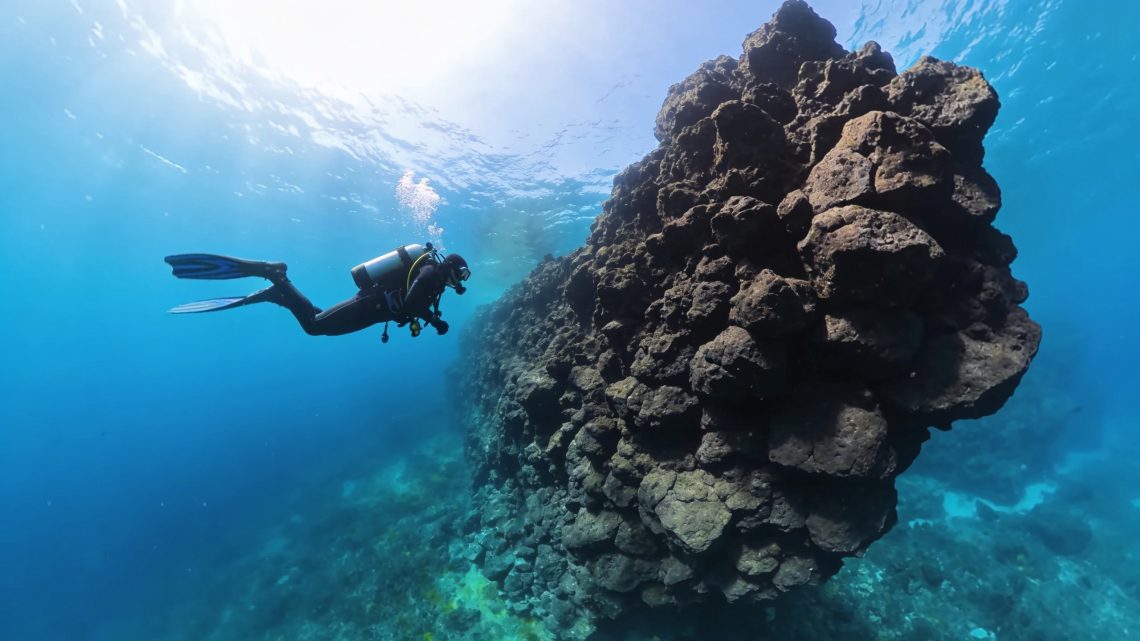 Bucear sobre la huella de un volcán: los paisajes submarinos que convierten el sur de Tenerife en un mapa geológico bajo el Atlántico